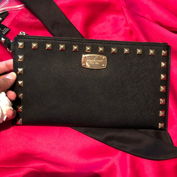Michael Kors wristlet - Picture 1 of 4